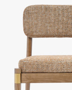 Chaise en tweed artisanal et frêne massif avec détails en laiton et utilisation polyvalente salon, bureau et professionnel