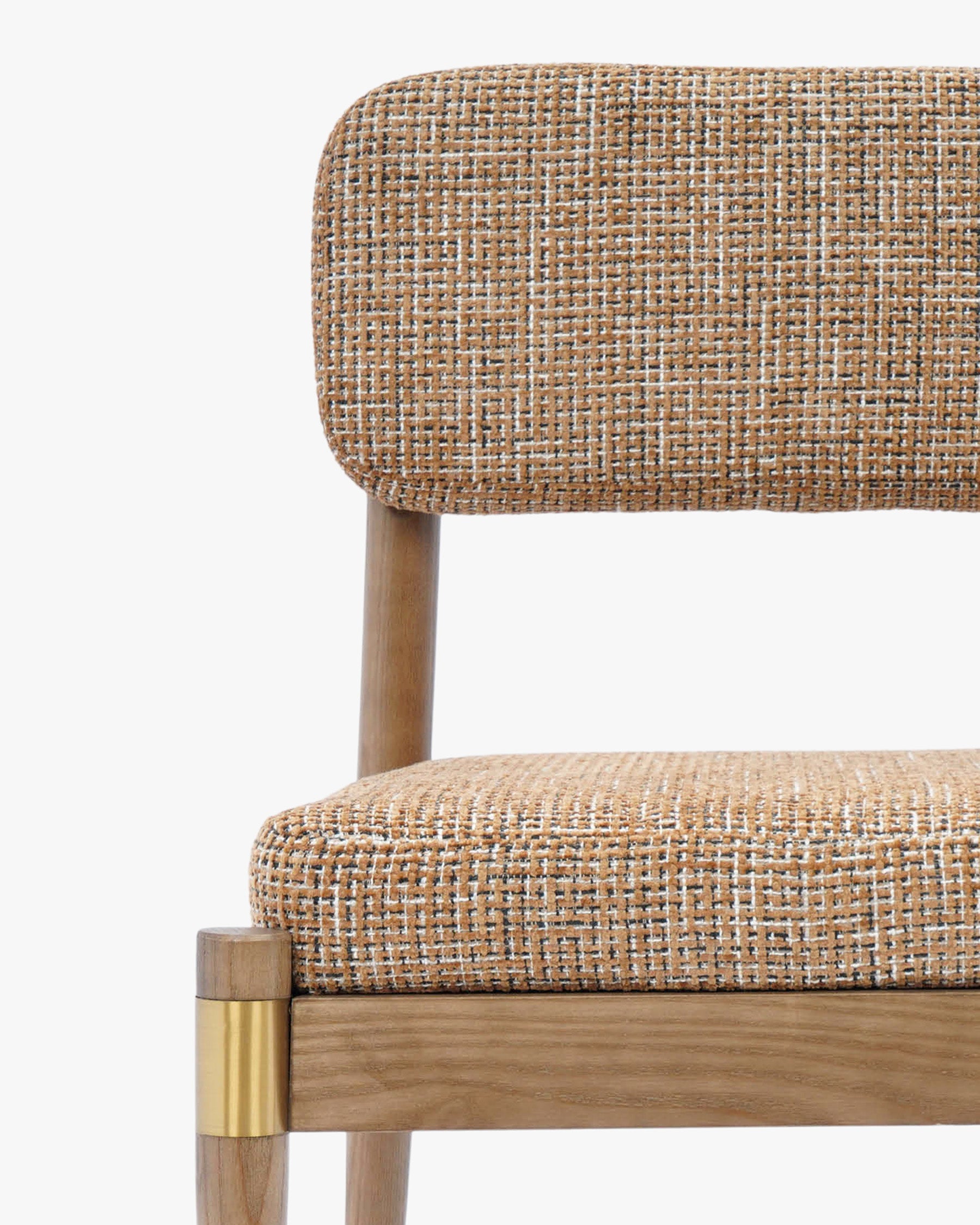 Chaise en tweed artisanal et frêne massif avec détails en laiton et utilisation polyvalente salon, bureau et professionnel