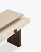 Console Graphic en frêne laqué et noyer avec demi-relief et contraste sable/blanc cassé pour salon et entrée