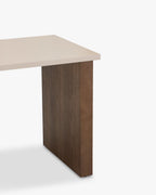 Bureau Graphic laqué et frêne noyer avec relief demi-rond et contraste sable/coquille d'œuf pour bureau à domicile