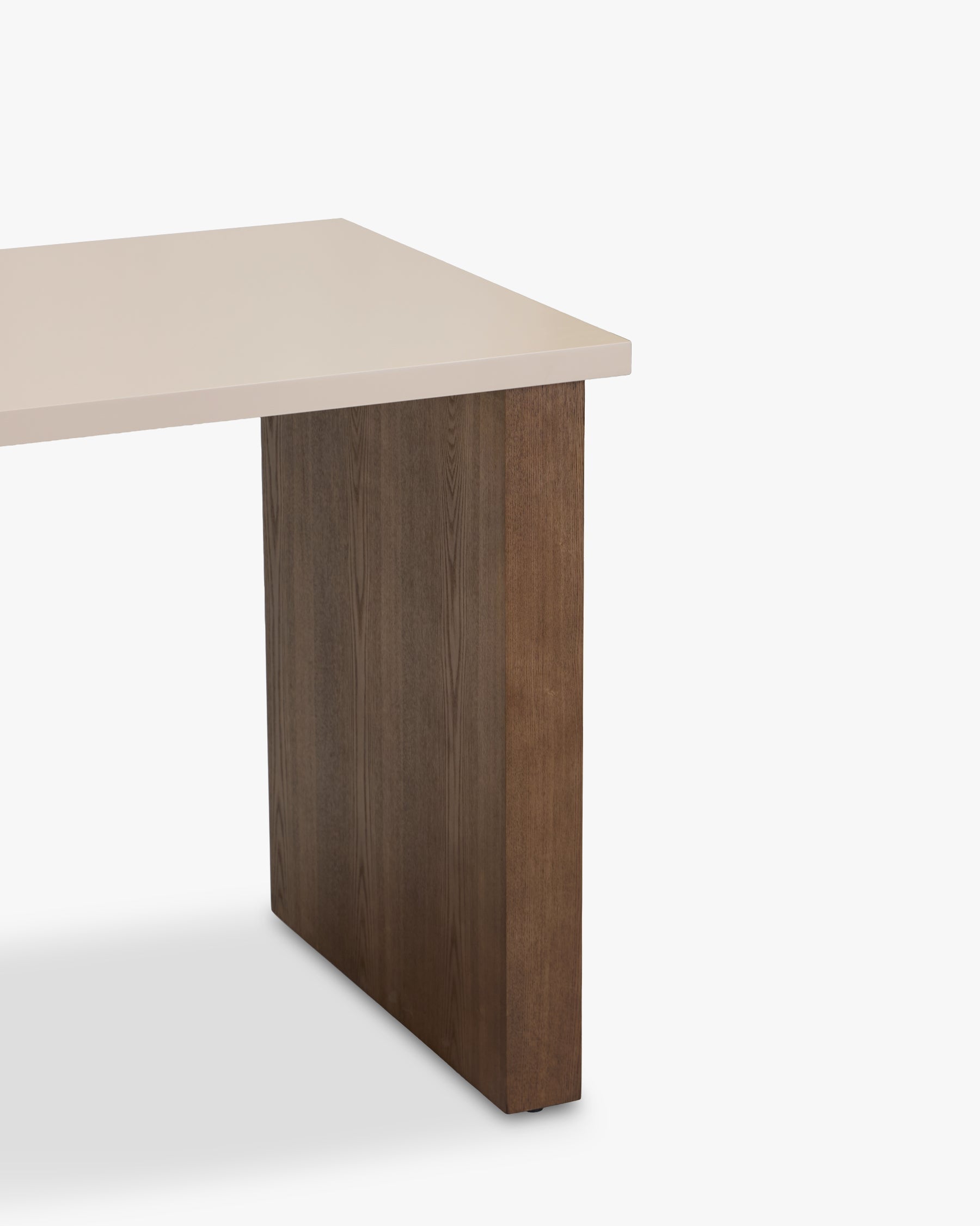 Bureau Graphic laqué et frêne noyer avec relief demi-rond et contraste sable/coquille d'œuf pour bureau à domicile