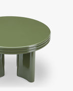 Table basse sculpturales laquée kaki avec base ovale et détails de bord demi-rond, pour salon