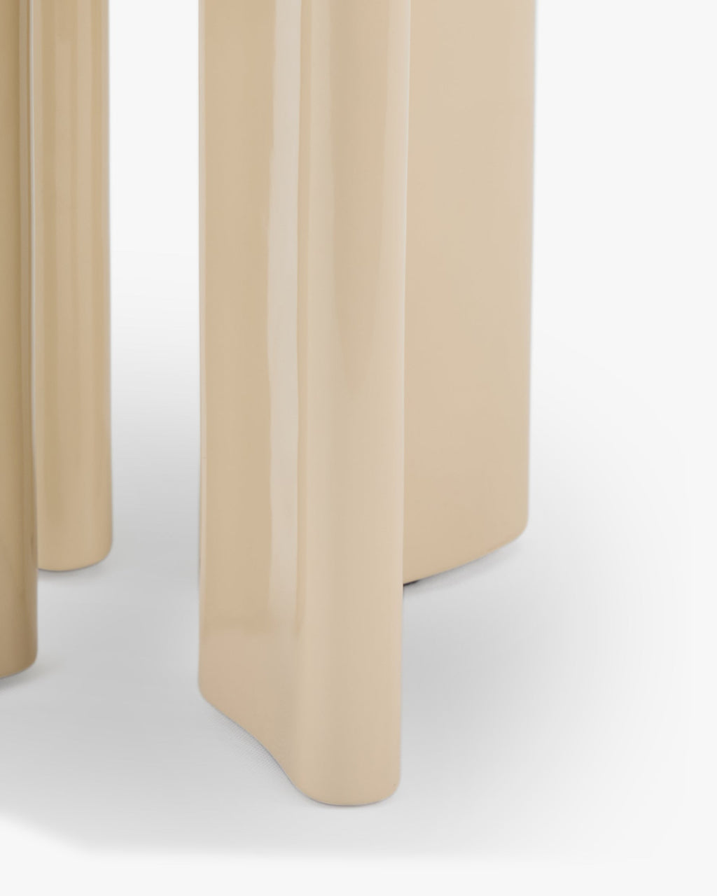 Table d'appoint sculpturale laquée beige avec base ovale et détail de bord semi-circulaire pour salon