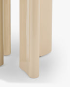 Table d'appoint sculpturale laquée beige avec base ovale et détail de bord semi-circulaire pour salon