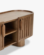 Meuble TV en frêne teinté noyer artisanal avec motifs ovales sculptés et passe-câbles pour salon