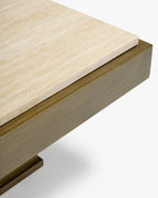 Table basse sculpturale en travertin avec silhouette monolithique et tons minéraux pour salon