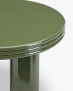 Table basse sculpturales laquée kaki avec base ovale et détails de bord demi-rond, pour salon
