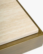 Table basse sculpturale en travertin avec silhouette monolithique et tons minéraux pour salon