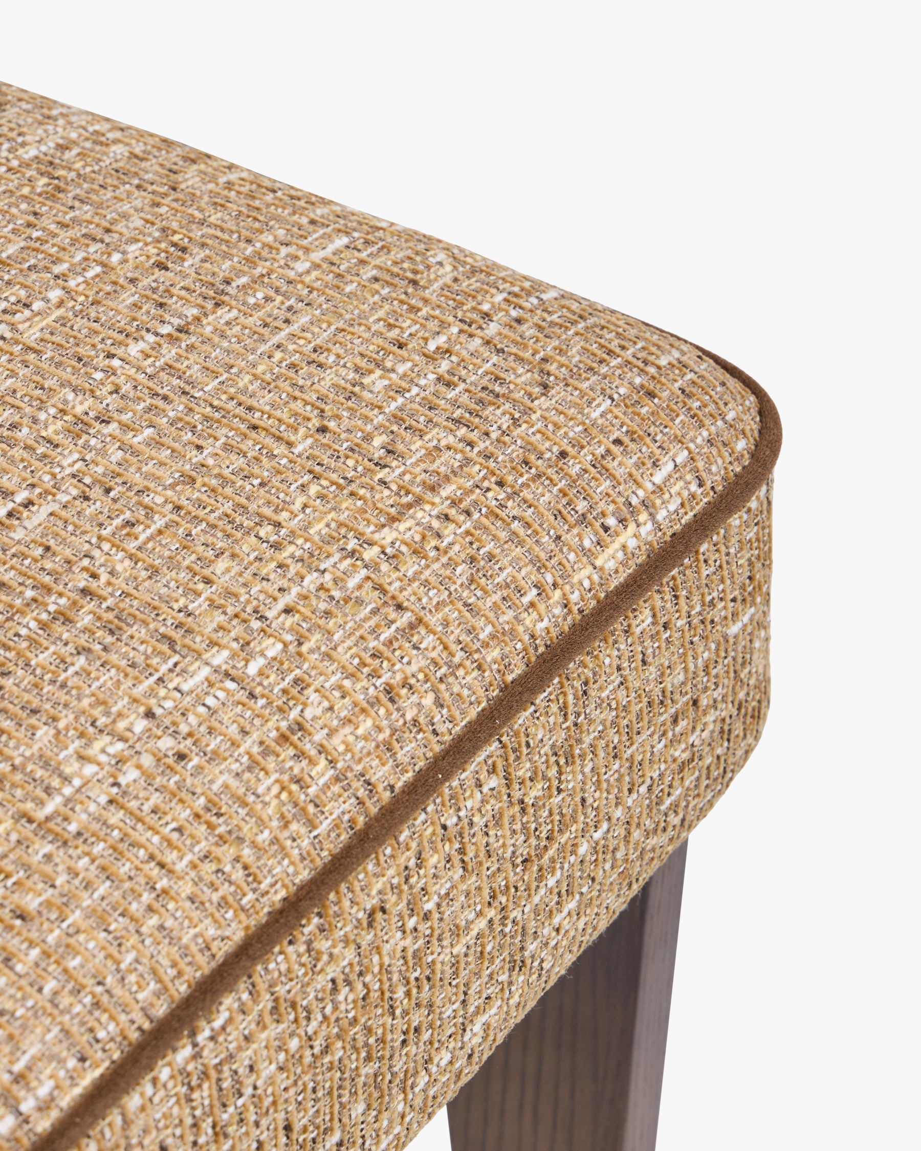 Chaise moderniste des années 70 en frêne massif et tissu avec ressorts ensachés et finition noyer pour salon et salle à manger