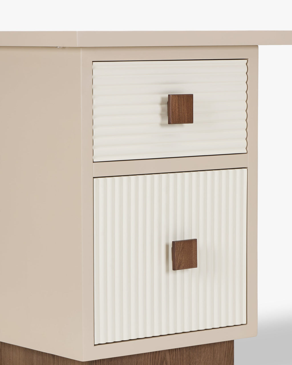 Bureau Graphic laqué et frêne noyer avec relief demi-rond et contraste sable/coquille d'œuf pour bureau à domicile