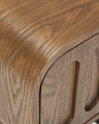 Table de chevet Artisan en frêne teinté noyer avec motifs sculptés ovales et tiroir profond pour chambre à coucher