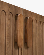 Buffet en Frêne Massif Teinté Noyer Fait Main, Motifs Sculptés Ovales et Inspiration Indonésienne, Salon & Salle à Manger