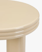 Table d'appoint sculpturale laquée beige avec base ovale et détail de bord semi-circulaire pour salon