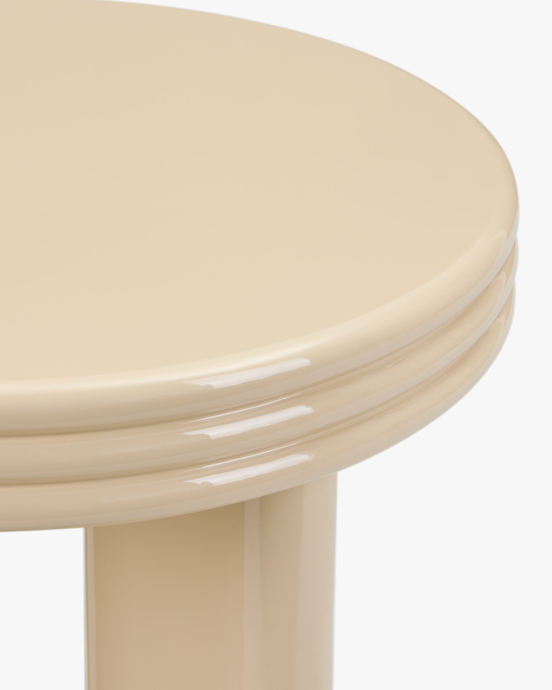Table d'appoint sculpturale laquée beige avec base ovale et détail de bord semi-circulaire pour salon