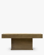 Table basse sculpturale en travertin avec silhouette monolithique et tons minéraux pour salon