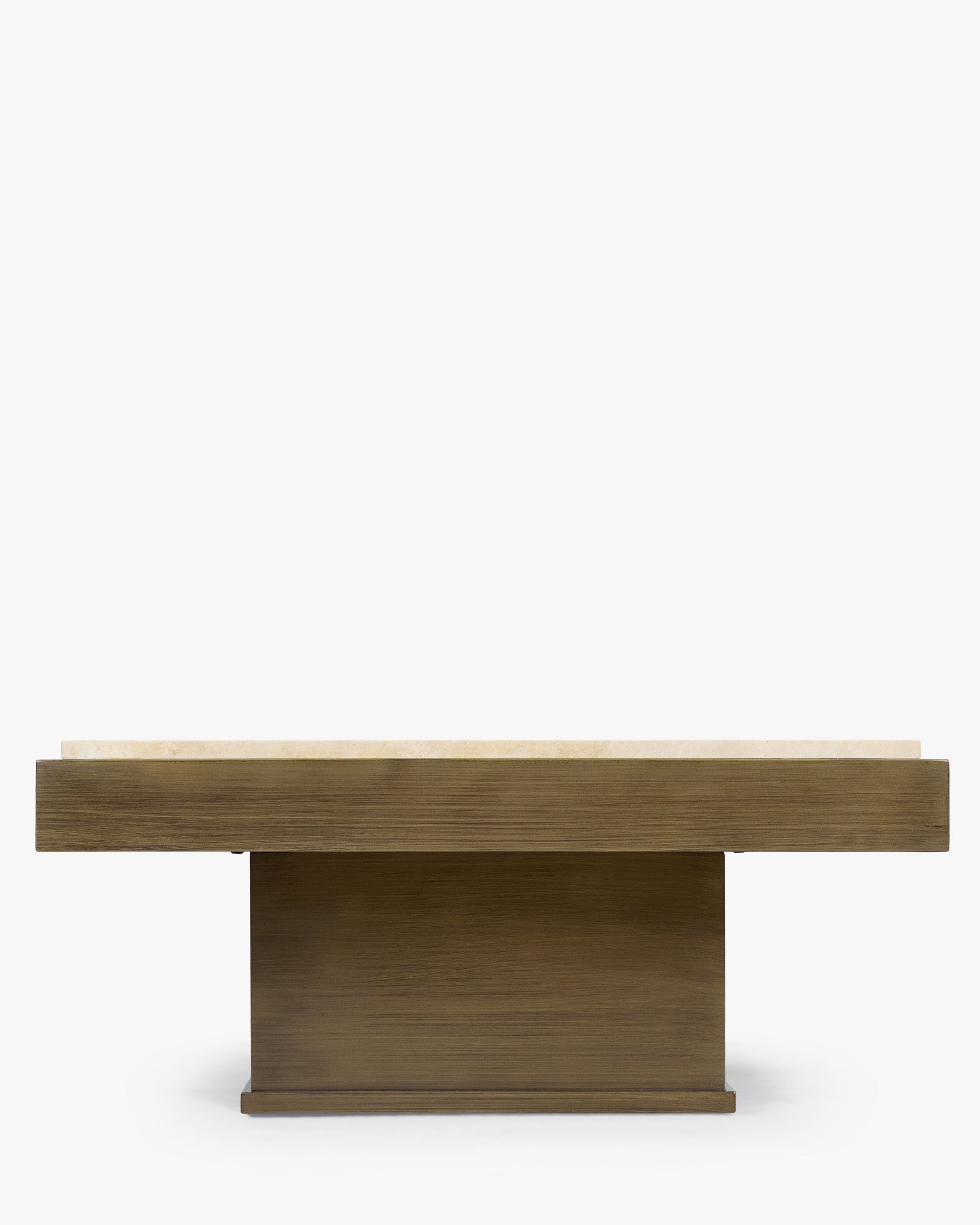 Table basse sculpturale en travertin avec silhouette monolithique et tons minéraux pour salon