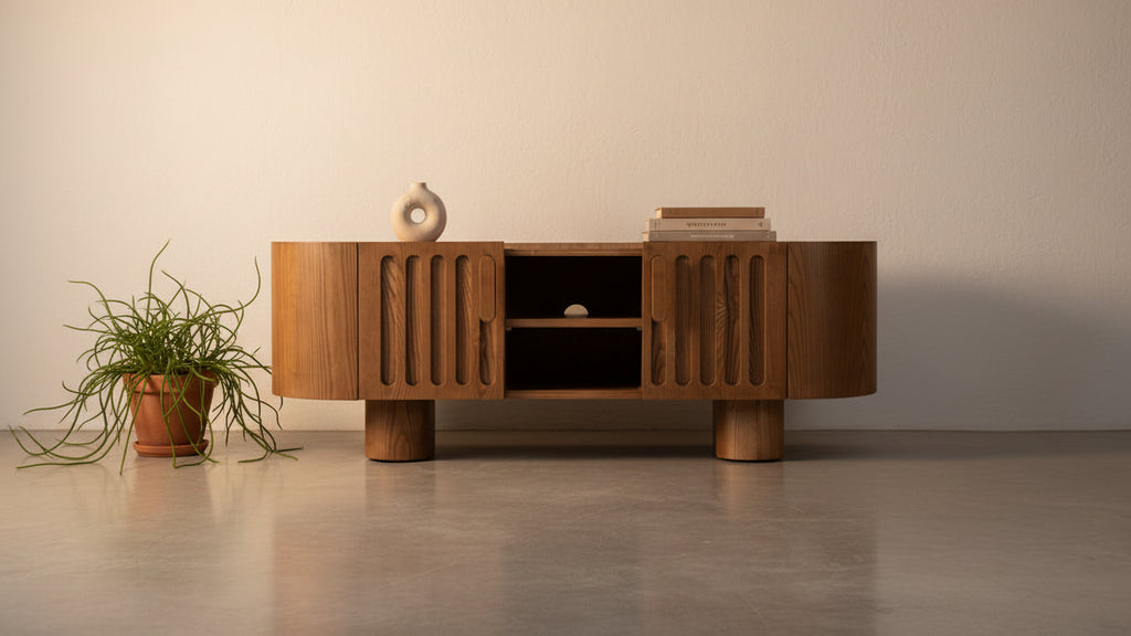 Meuble TV en frêne teinté noyer artisanal avec motifs ovales sculptés et passe-câbles pour salon