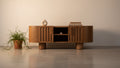 Meuble TV en frêne teinté noyer artisanal avec motifs ovales sculptés et passe-câbles pour salon