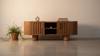 Meuble TV en frêne teinté noyer artisanal avec motifs ovales sculptés et passe-câbles pour salon