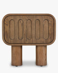 Table de chevet Artisan en frêne teinté noyer avec motifs sculptés ovales et tiroir profond pour chambre à coucher