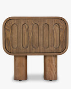 Table de chevet Artisan en frêne teinté noyer avec motifs sculptés ovales et tiroir profond pour chambre à coucher