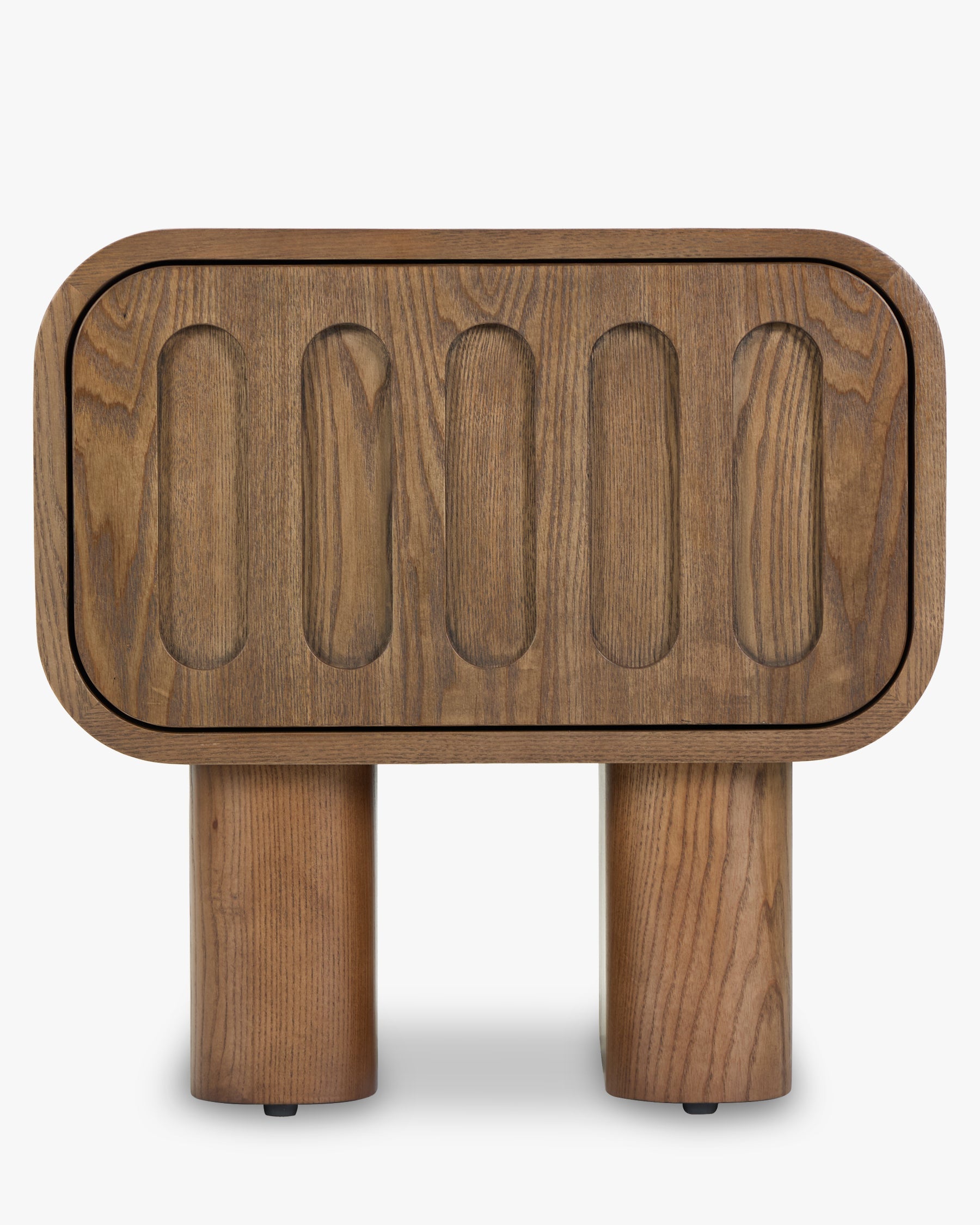 Table de chevet Artisan en frêne teinté noyer avec motifs sculptés ovales et tiroir profond pour chambre à coucher