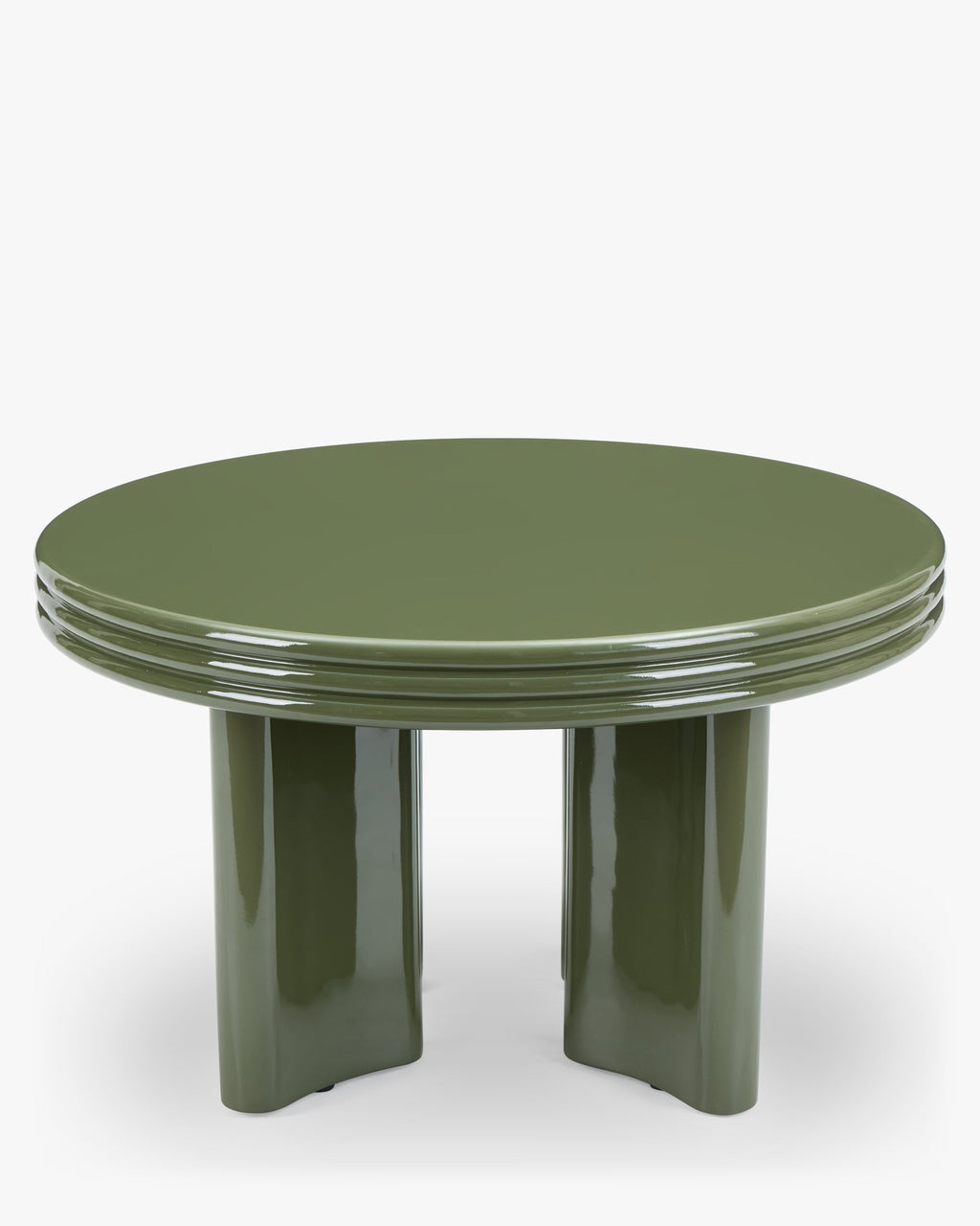 Table basse sculpturales laquée kaki avec base ovale et détails de bord demi-rond, pour salon