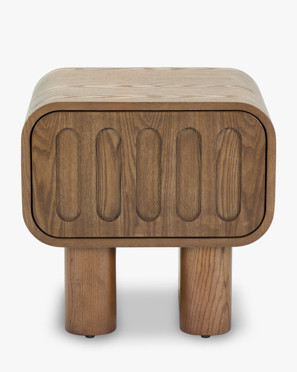Table de chevet Artisan en frêne teinté noyer avec motifs sculptés ovales et tiroir profond pour chambre à coucher
