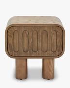 Table de chevet Artisan en frêne teinté noyer avec motifs sculptés ovales et tiroir profond pour chambre à coucher
