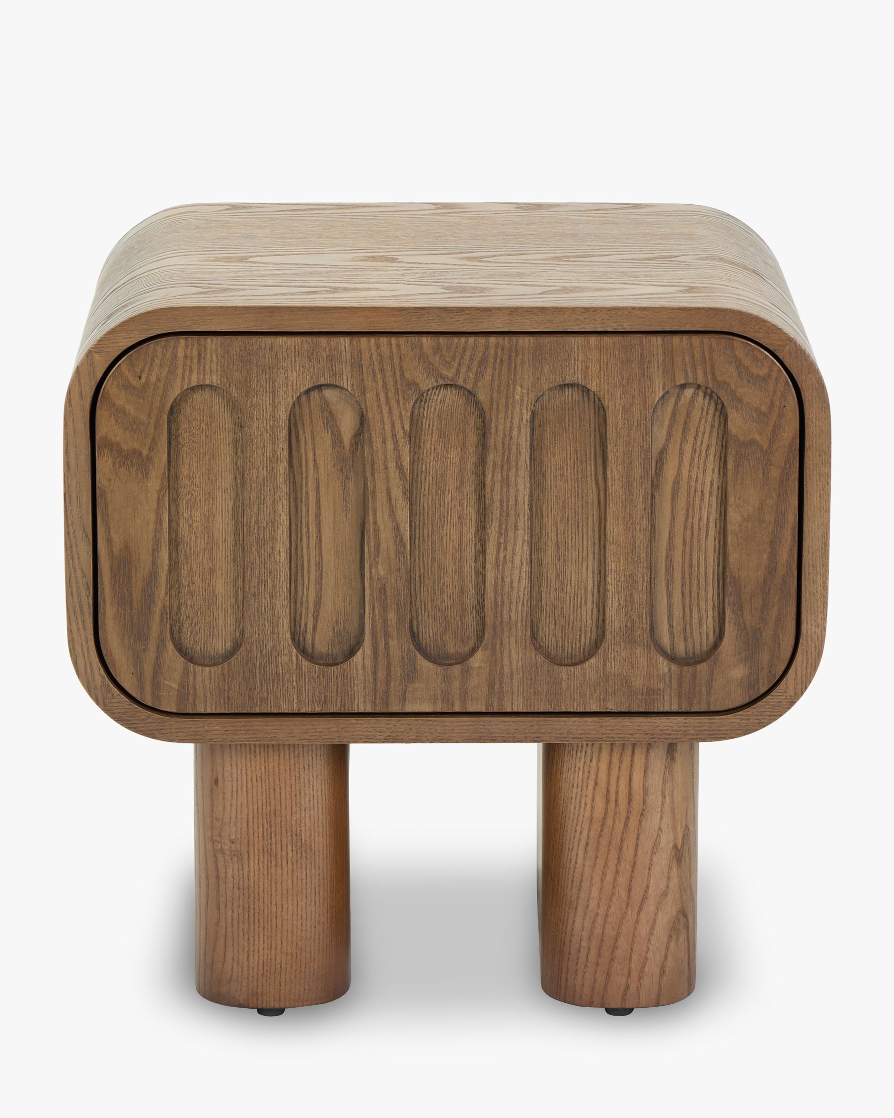 Table de chevet Artisan en frêne teinté noyer avec motifs sculptés ovales et tiroir profond pour chambre à coucher