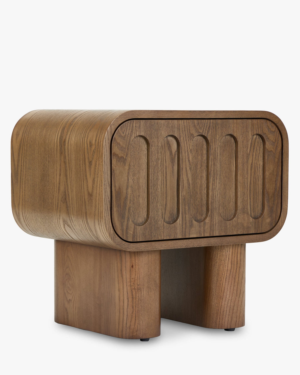 Table de chevet Artisan en frêne teinté noyer avec motifs sculptés ovales et tiroir profond pour chambre à coucher