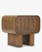 Table de chevet Artisan en frêne teinté noyer avec motifs sculptés ovales et tiroir profond pour chambre à coucher