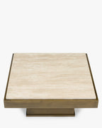 Table basse sculpturale en travertin avec silhouette monolithique et tons minéraux pour salon