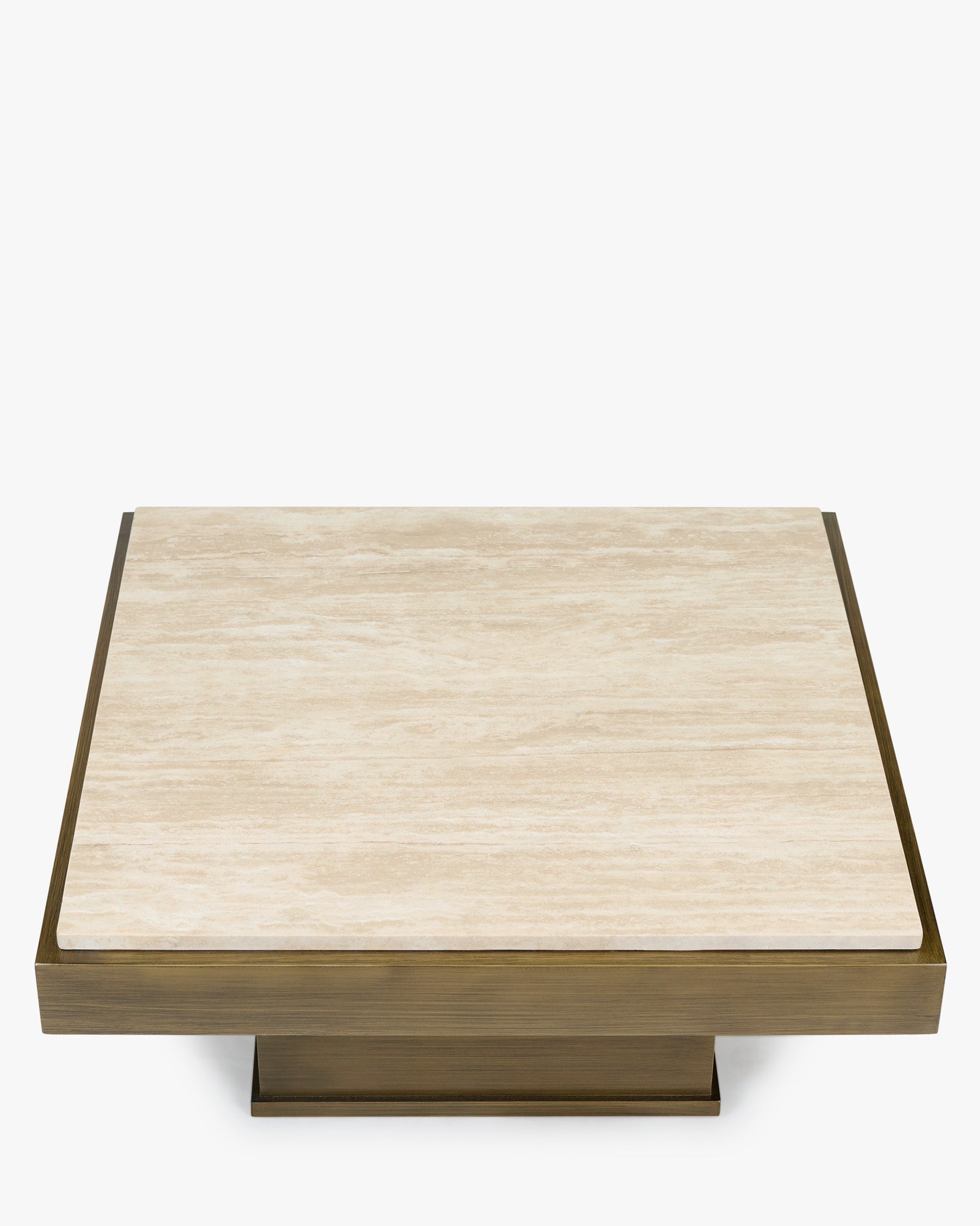 Table basse sculpturale en travertin avec silhouette monolithique et tons minéraux pour salon
