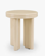Table d'appoint sculpturale laquée beige avec base ovale et détail de bord semi-circulaire pour salon
