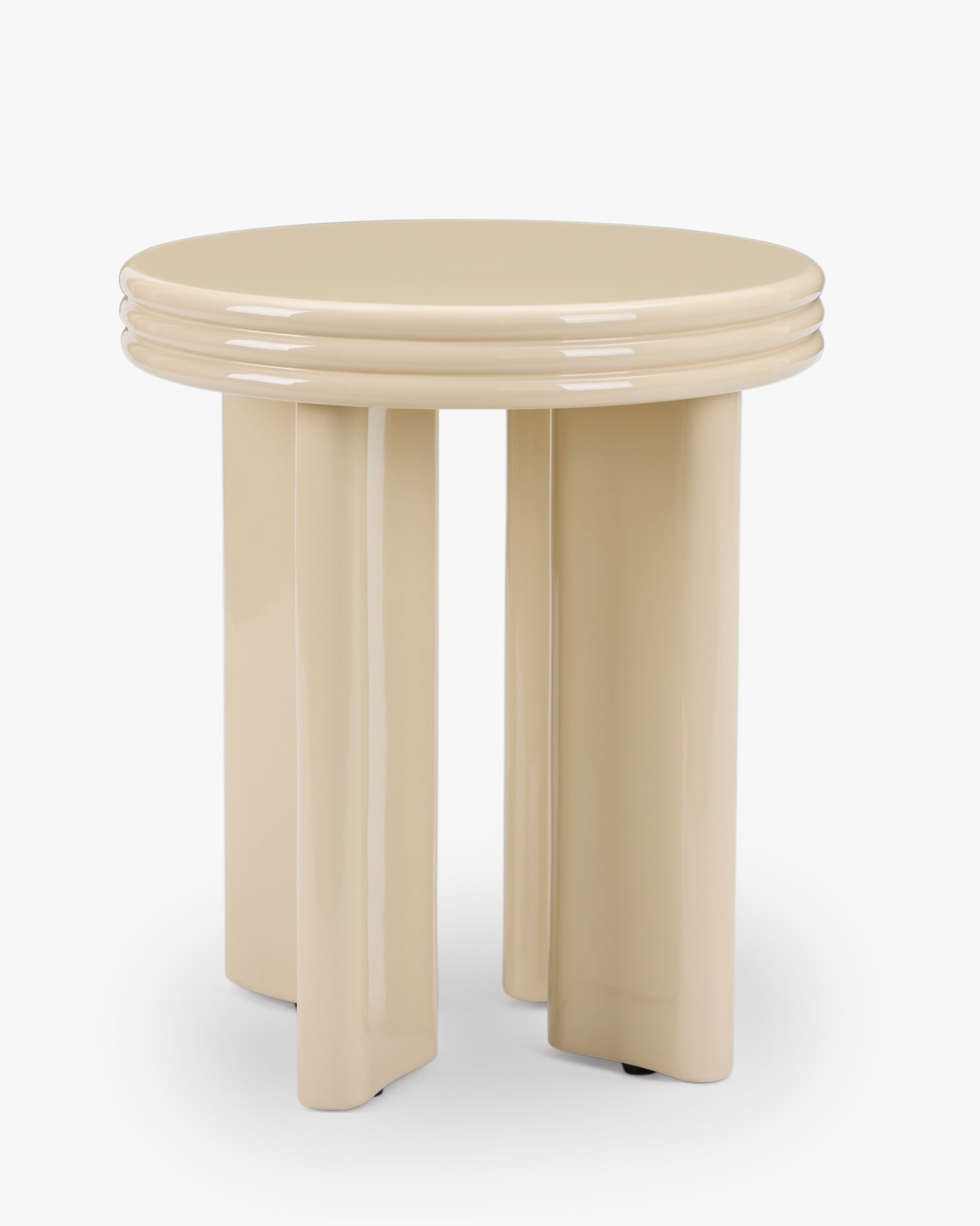 Table d'appoint sculpturale laquée beige avec base ovale et détail de bord semi-circulaire pour salon