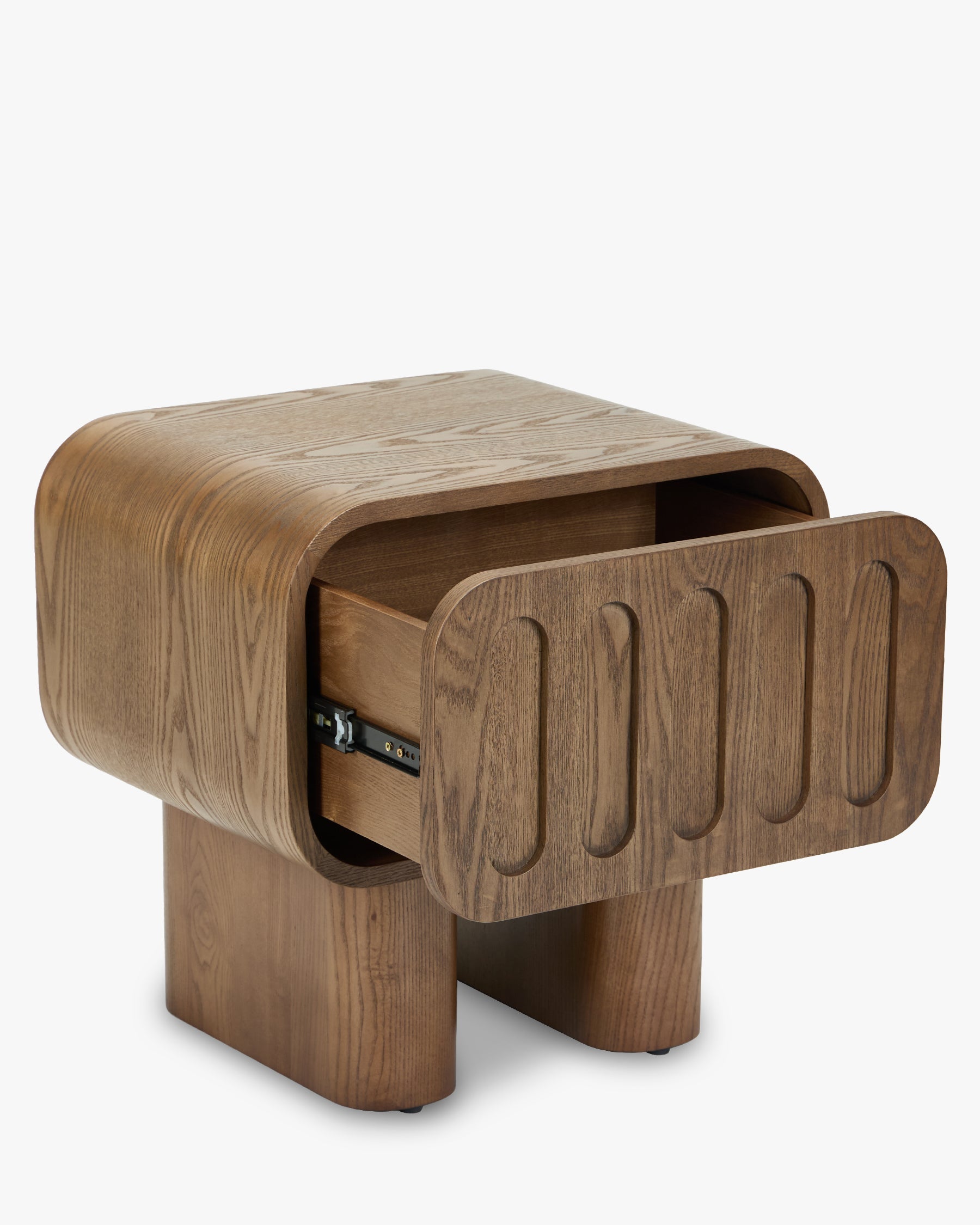Table de chevet Artisan en frêne teinté noyer avec motifs sculptés ovales et tiroir profond pour chambre à coucher