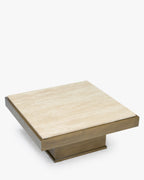 Table basse sculpturale en travertin avec silhouette monolithique et tons minéraux pour salon