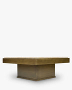 Table basse sculpturale en travertin avec silhouette monolithique et tons minéraux pour salon