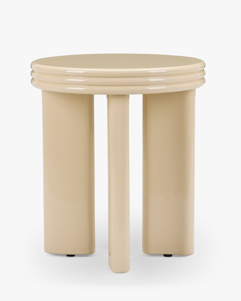 Table d'appoint sculpturale laquée beige avec base ovale et détail de bord semi-circulaire pour salon