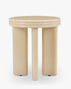 Table d'appoint sculpturale laquée beige avec base ovale et détail de bord semi-circulaire pour salon