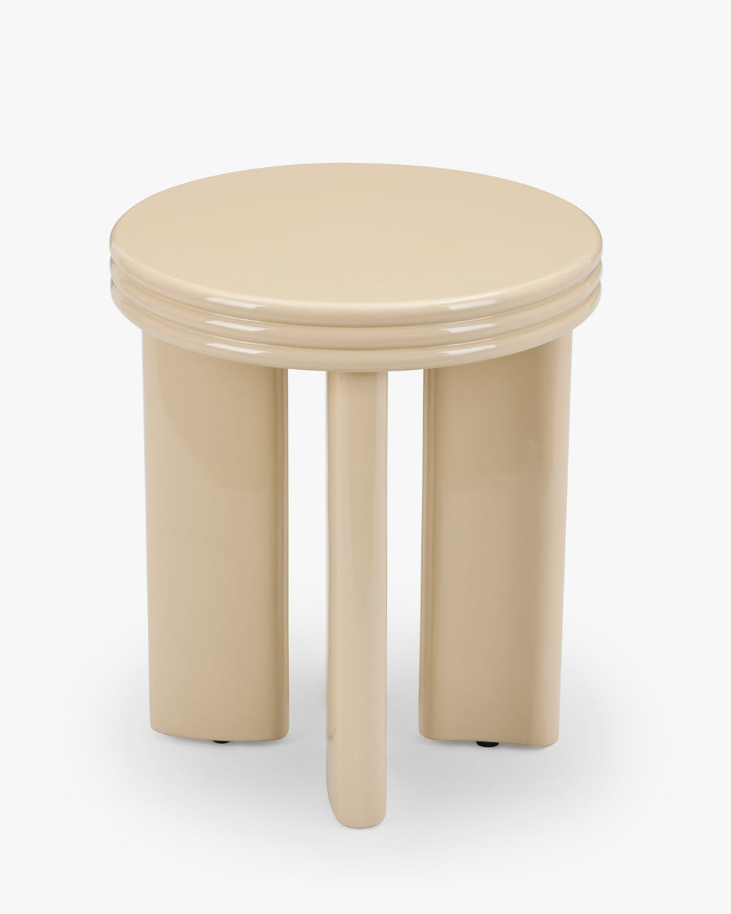 Table d'appoint sculpturale laquée beige avec base ovale et détail de bord semi-circulaire pour salon
