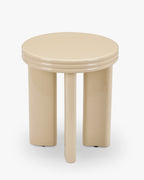 Table d'appoint sculpturale laquée beige avec base ovale et détail de bord semi-circulaire pour salon