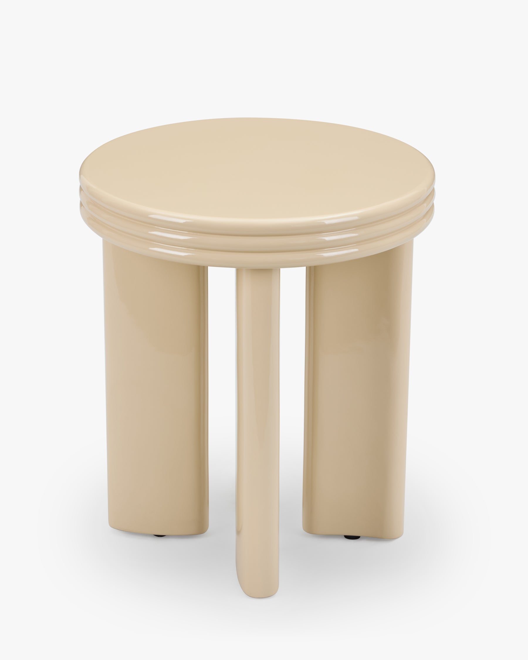 Table d'appoint sculpturale laquée beige avec base ovale et détail de bord semi-circulaire pour salon