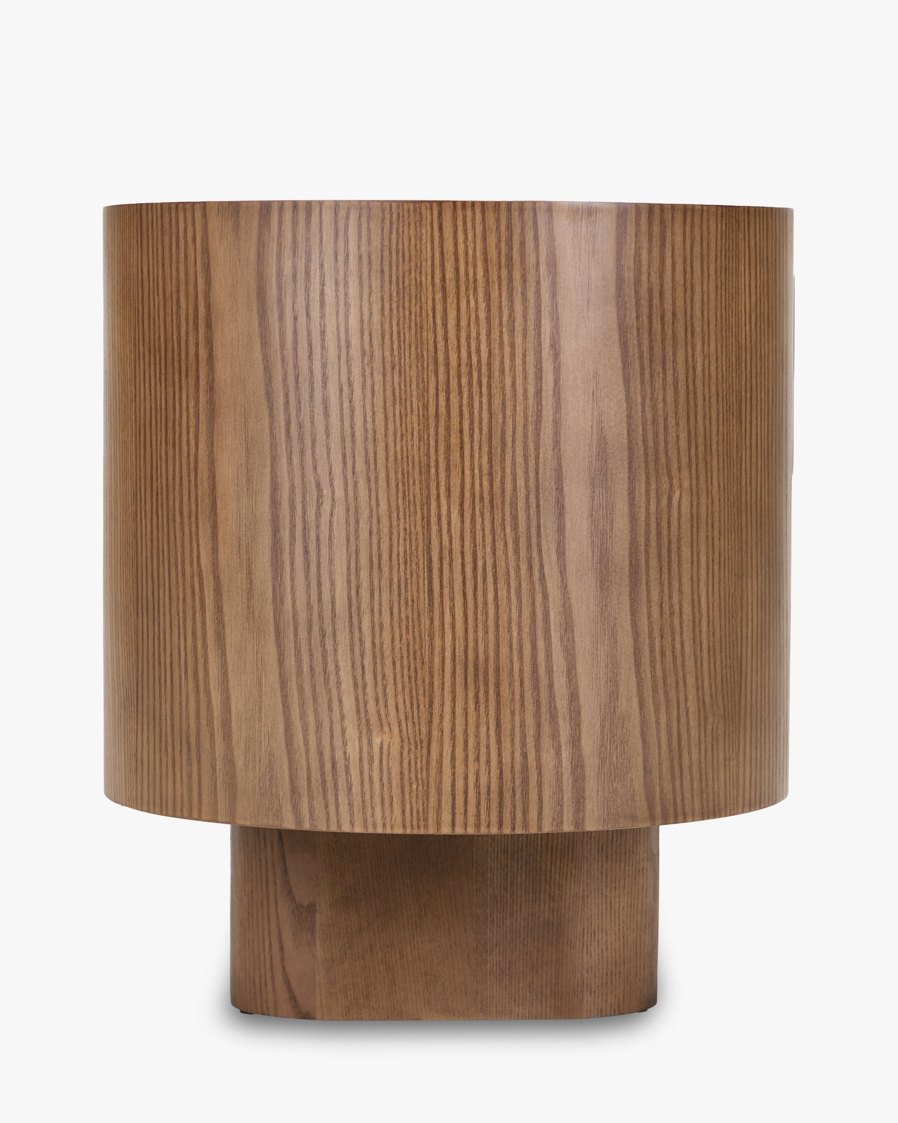 Meuble TV en frêne teinté noyer artisanal avec motifs ovales sculptés et passe-câbles pour salon