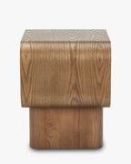 Table de chevet Artisan en frêne teinté noyer avec motifs sculptés ovales et tiroir profond pour chambre à coucher