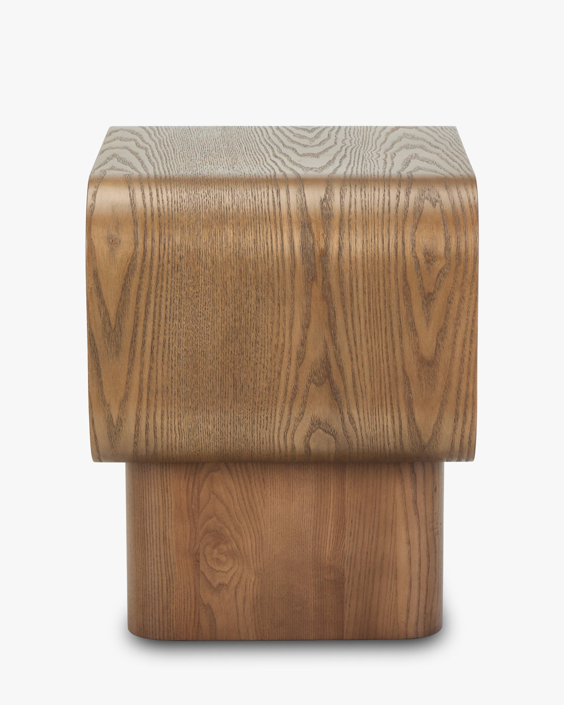 Table de chevet Artisan en frêne teinté noyer avec motifs sculptés ovales et tiroir profond pour chambre à coucher