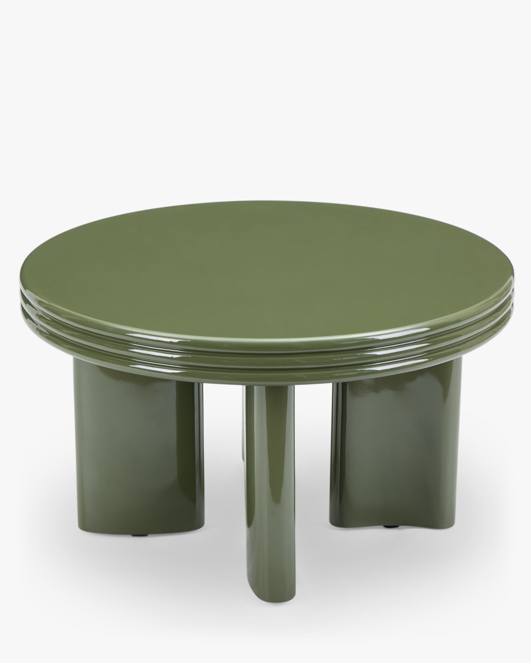 Table basse sculpturales laquée kaki avec base ovale et détails de bord demi-rond, pour salon