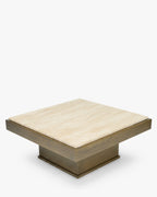 Table basse sculpturale en travertin avec silhouette monolithique et tons minéraux pour salon