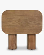 Table de chevet Artisan en frêne teinté noyer avec motifs sculptés ovales et tiroir profond pour chambre à coucher